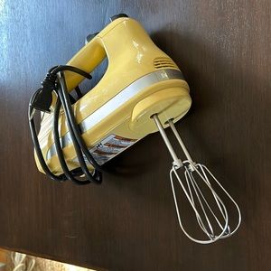 Kitchenaid 5 Speed Hand Mixer - pastel yellow